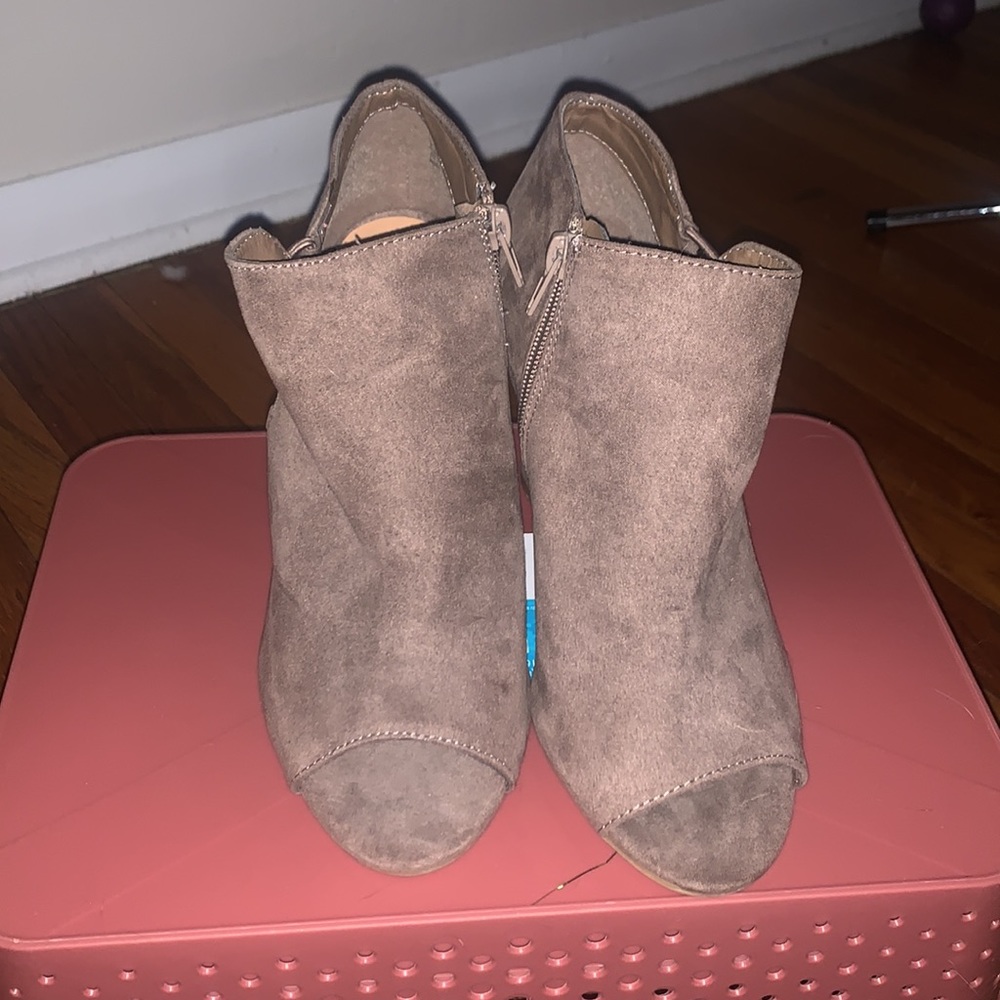 Size 8 - Picture 2 of 5